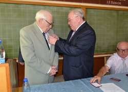 Вручення медалі Володимира Великого академіку АН ВО України, доктору с.-г. наук, професору, завідувачу кафедри рослинництва Олександру Зінченку